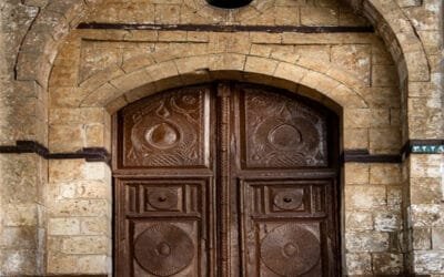 الحجر المنقبي مميزاته واستخداماته